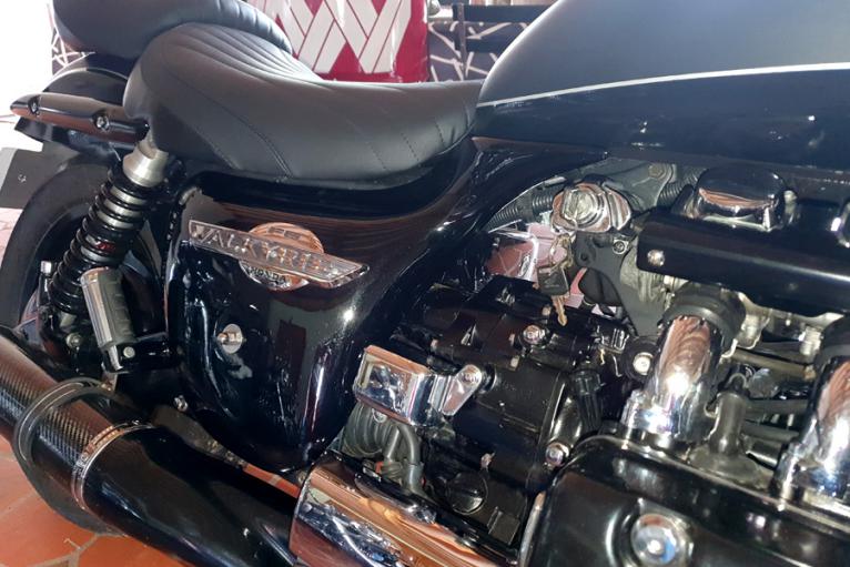 Caches latéraux "Corb look" pour custom Honda F6C Valkyrie : détails