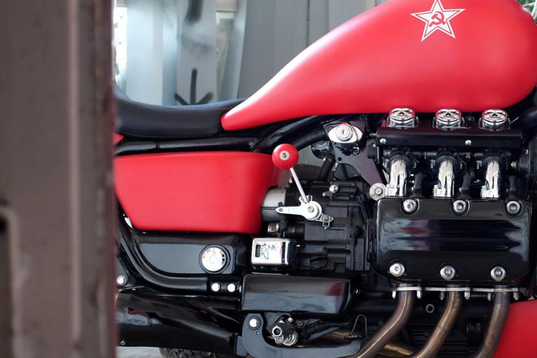 Caches latéraux "standards" pour custom Honda F6C Valkyrie : The Red Fury