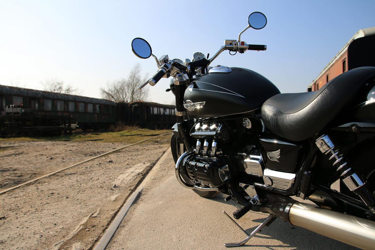 CusCustom Valkyrie moto : The Black Coal arrière